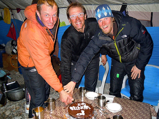 Świętowanie sukcesu po zejściu z Gasherbruma II (fot. simonemoro.com)