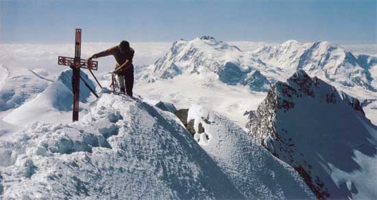 Bajeczny widok ze szczytu Dom na masyw Monte Rosa i Liskamm. Fot. Jim Teesdale.