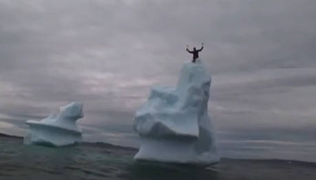 Will Gadd  wspina się na górę lodową na oceanie!