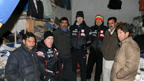 Ekipa zimowej wyprawy Gasherbrum i tragarze
