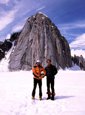 M.Ciesielski i K. Radziejowski po przejściu Filara Cobry na Mt Barrill, czerwiec 2002 (w przejściu brał też udział Zack Martin  - USA) fot. arch. Jakub Radziejowski