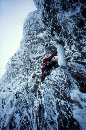 Nick Bullock wspina się na lodospadzie