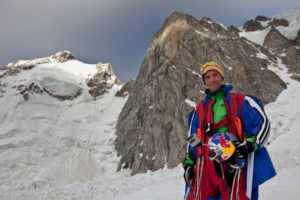Valery Rozov na tle Wielkiego Filara Narożnego Mont Blanc