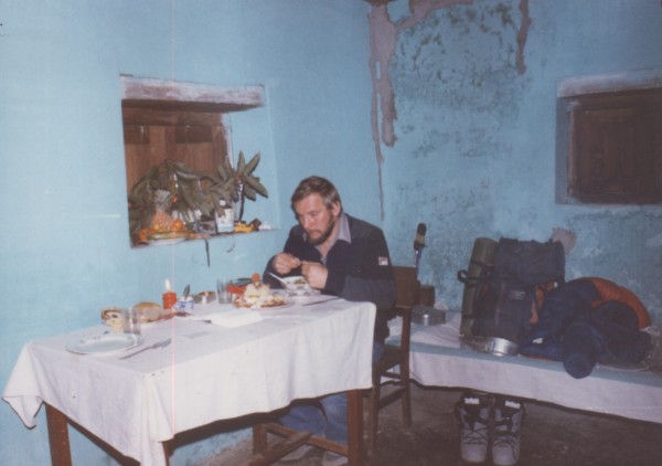 Jerzy Kukuczka podczas samotnej Wigilii w drodze do bazy wyprawy na Dhaulagiri