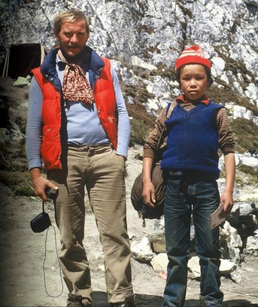 Jurek Kukuczka i młody Sherpa