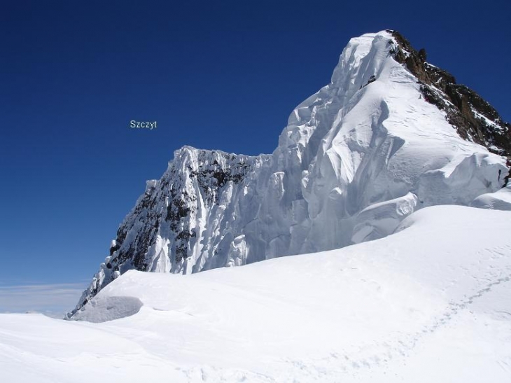 Zdjęcie z lata 2005 z przełęczy na 7900 m. Pierwszy to przedwierzchołek zdobyty zimą 1988 przez Macieja Berbekę