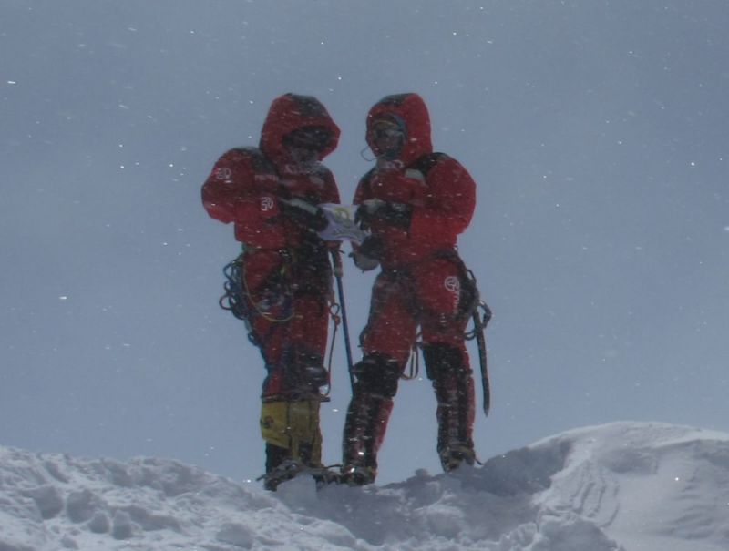 O. Dzik i M. Khytrykova na szczycie Gasherbruma II