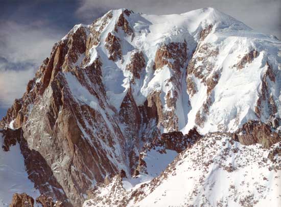 Wschodnie zerwy Mont Blanc de Courmayeur z filarem Freney. Fot. Willi Burkhardt.