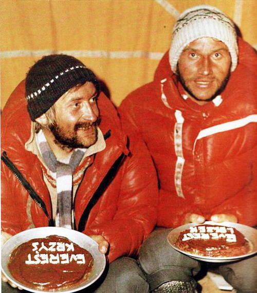 Krzysztof Wielicki i Leszek Cichy fetują zdobycie Mount Everestu w Zimie