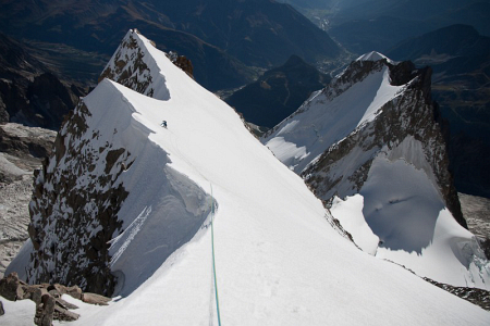 Długa i eksponowana, śnieżna grań wyprowadzająca na wierzchołek Mont Blanc de Courmayeur. fot. M. Ostrowski