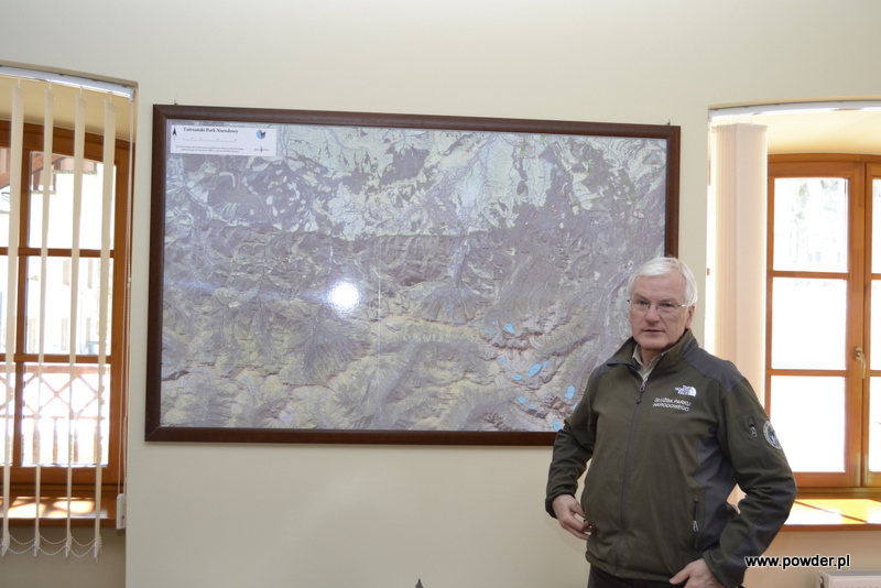 Paweł Skawiński objaśnia strefy dozwolone do narciarstwa w Tatrach