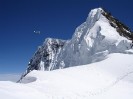 Zdjęcie z lata 2005 z przełęczy na 7900 m. Pierwszy to przedwierzchołek zdobyty zimą 1988 przez Macieja Berbekę