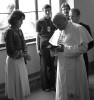 Jan Paweł II otrzymuje od Rutkiewicz kamień ze szczytu Mount Everestu