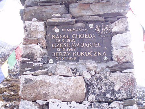 Pamiątkowy Czortem pod ścianą Lhotse