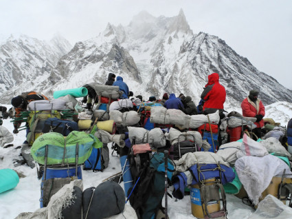 Gasherbrum I (8068 m) zimą – karawana