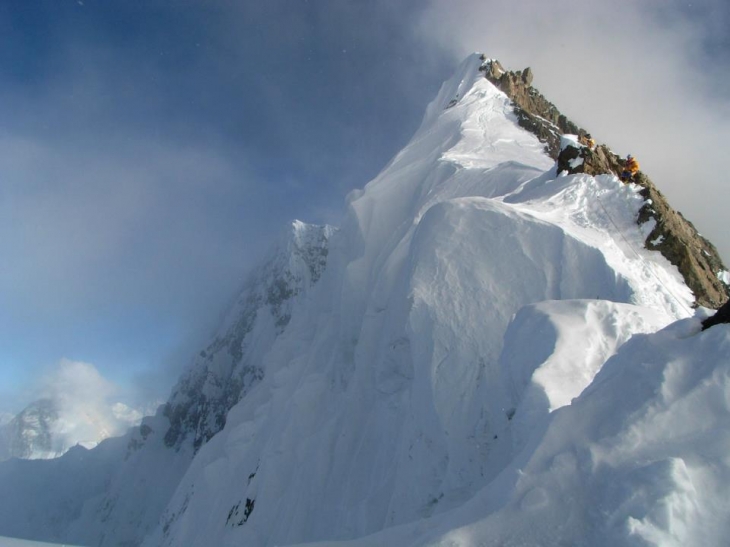 Przedwierzchołek i szczyt główny z tyłu - zdjęcie z lata 2008