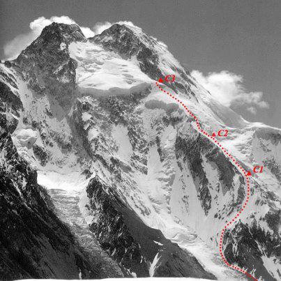 Zdjęcie Broad Peaka z magazynu Góry i Alpinizm z okolic bazy pod K2
